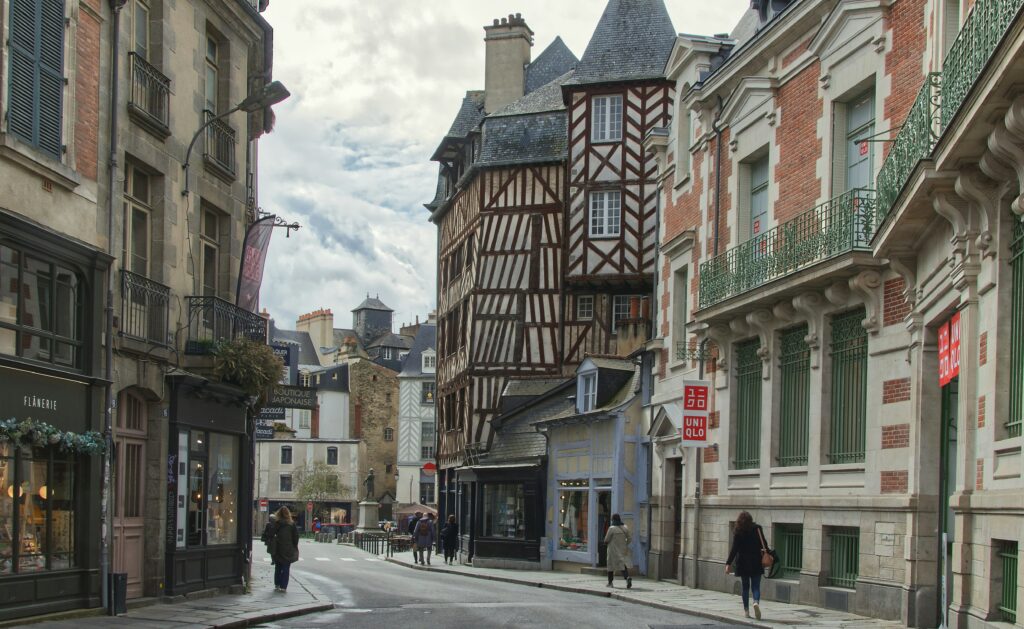 petite rue de rennes dans le centre historique